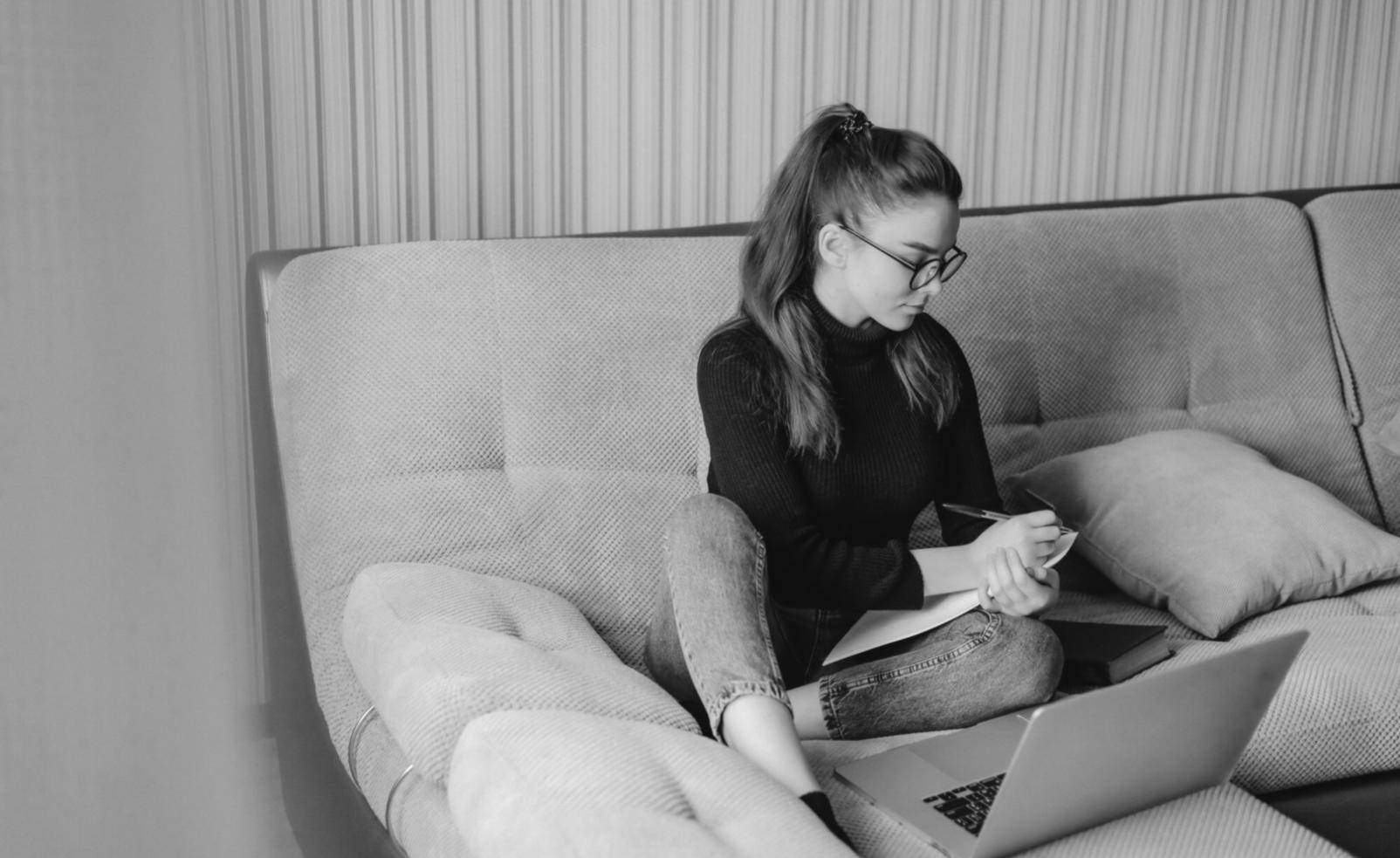 Finanzanalyse-Workshop mit Teilnehmern bei der praktischen Datenauswertung